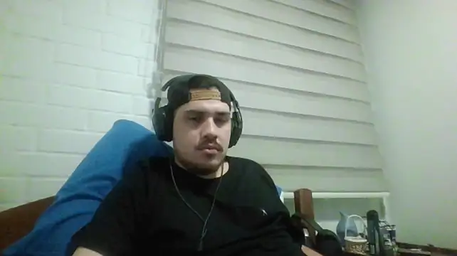 hung_weeb webcam show