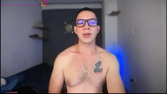 Show modela davinalhot na web-kameri
