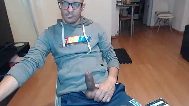 Czat XXX na żywo – guachin_hunk
