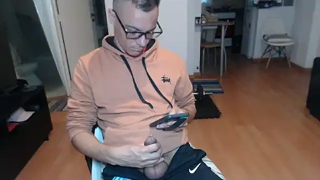 Pokazy przed kamerką – guachin_hunk