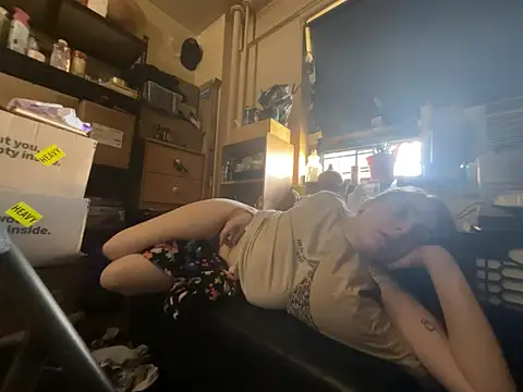 Snowbunnycake_131's Webcam Show