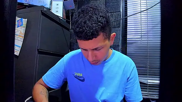 Chat +18 de boy_bigcock24cm ao vivo