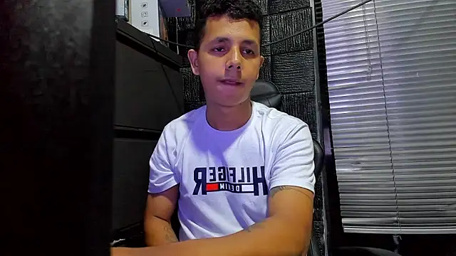 boy_bigcock24cm Show in webcam