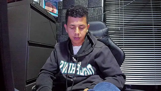boy_bigcock24cm Show Webcam