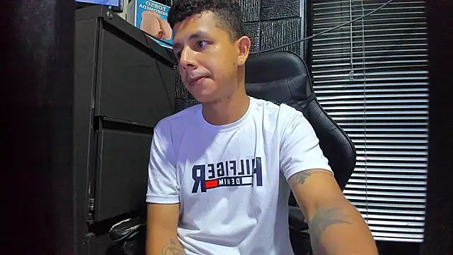 boy_bigcock24cm Show Webcam