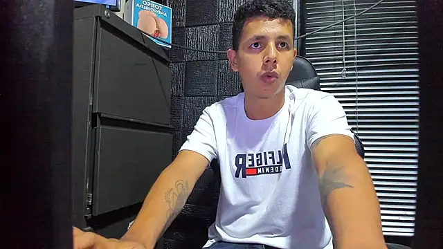 boy_bigcock24cm Show Webcam
