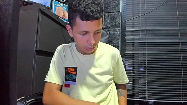 boy_bigcock24cm Show Webcam