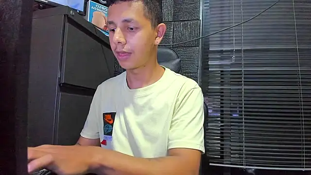 boy_bigcock24cm Show Webcam