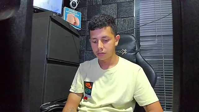 boy_bigcock24cm Show Webcam