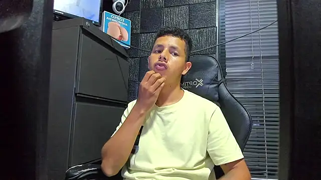 boy_bigcock24cm Show Webcam
