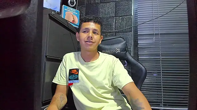 boy_bigcock24cm élő XXX-chatje