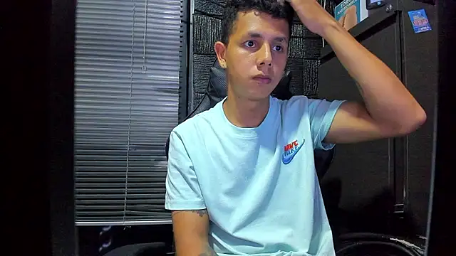 Show Webcam de boy_bigcock24cm