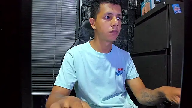 boy_bigcock24cm Webcam show