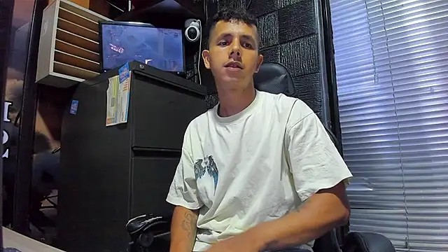 boy_bigcock24cm's Webcam Show
