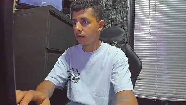 boy_bigcock24cm Pertunjukan Webcam