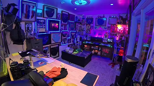 Briefs_bud Webcam-Show