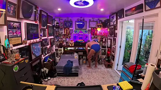 Briefs_bud webcam show