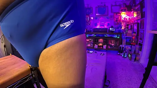 Briefs_bud Show in webcam