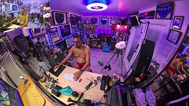 Briefs_bud Webcam show