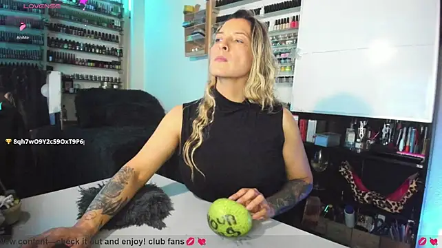 FEM-FINDOMKATT – Live XXX-chat