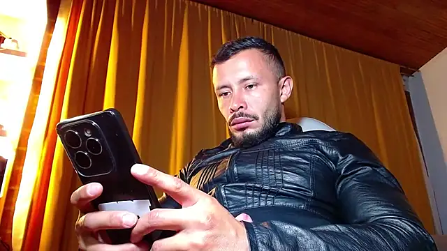 sebastian_horny Show in webcam