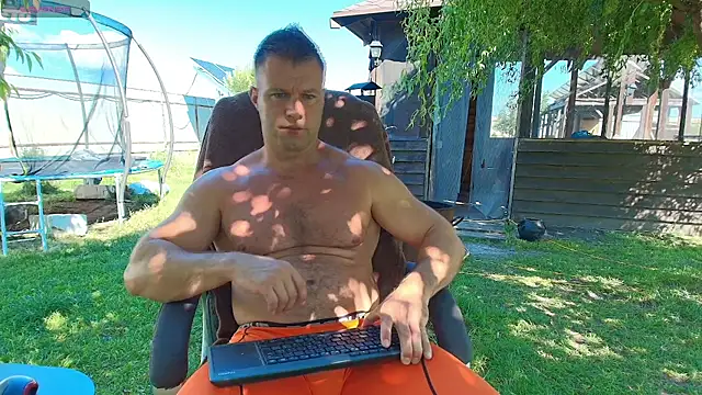 muscleangel18 Show in webcam