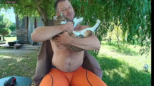 muscleangel18: διαδικτυακό σόου στην κάμερα
