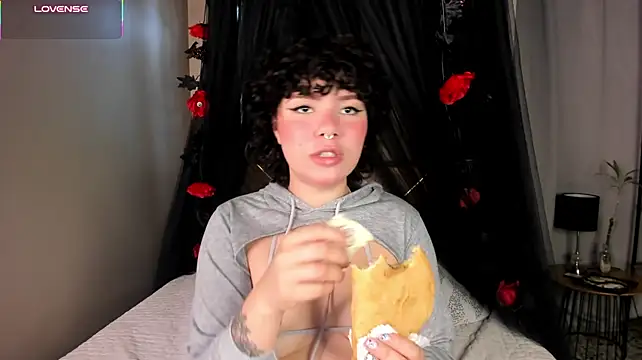 Amy_art Show in webcam