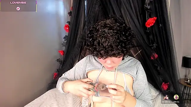 Amy_art Show in webcam