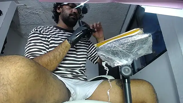 Carlo_yates Show in webcam