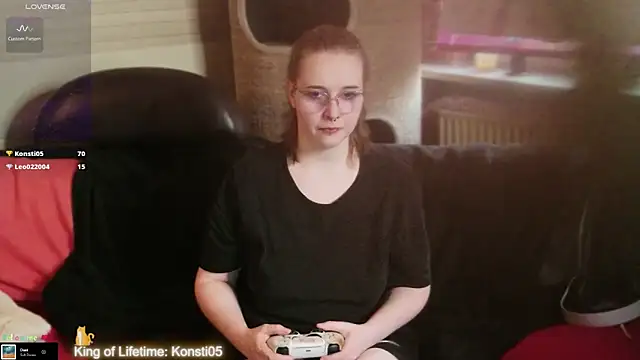 GamerGirl_Eve Show in webcam