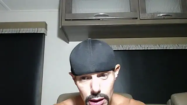 הופעת וובקאם של ThickD2C