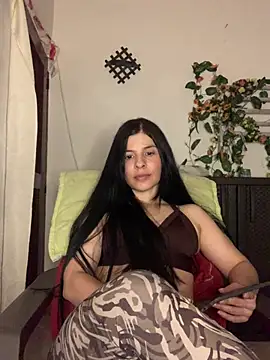 Estefani_32's Live XXX Chat