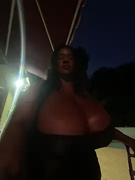 הופעת וובקאם של xXXSexyamazon