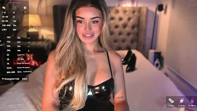 ParisianDoll Show in webcam