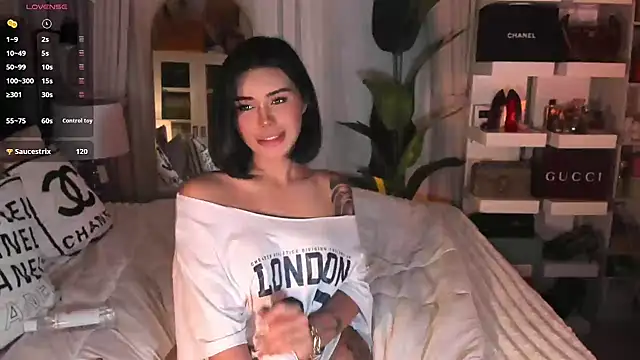 ParisianDoll Show in webcam