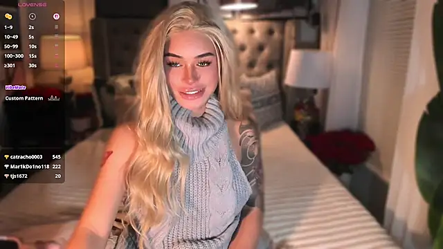 ParisianDoll Show in webcam