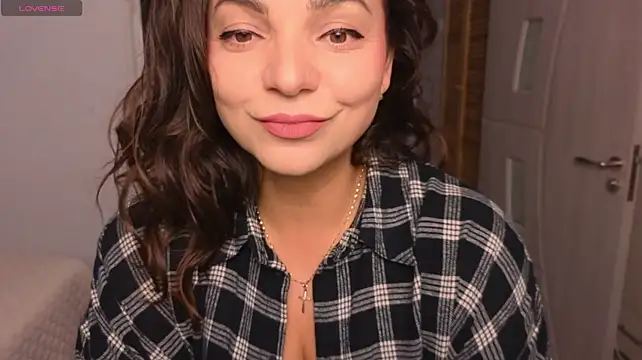 LoveMika32 Adlı Modelin Canlı XXX Sohbeti