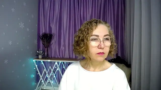 queen_a_n_i: διαδικτυακό σόου στην κάμερα