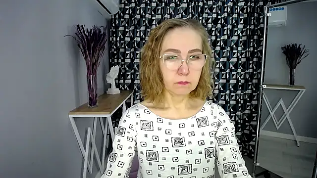 queen_a_n_i Show in webcam