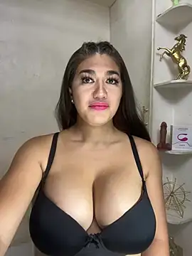Show modela SexyFatHugeCock na web-kameri