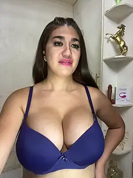 Show modela SexyFatHugeCock na web-kameri