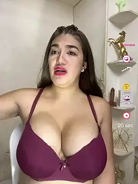 Show modela SexyFatHugeCock na web-kameri