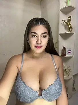 Show modela SexyFatHugeCock na web-kameri