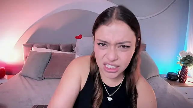 Chat +18 de Nicolle_W ao vivo