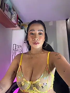 Show modela AsianMilfSheryl na web-kameri