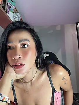 Pokazy przed kamerką – AsianMilfSheryl