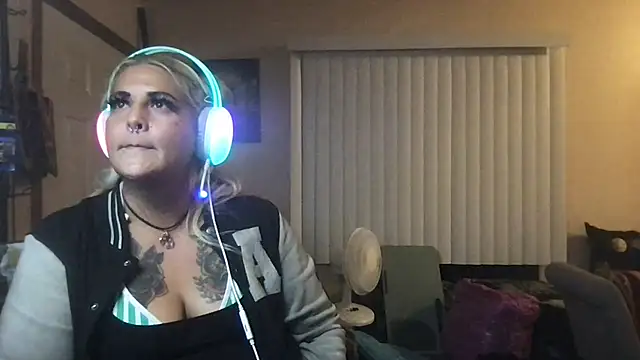 ShineyQuinn Webcam show