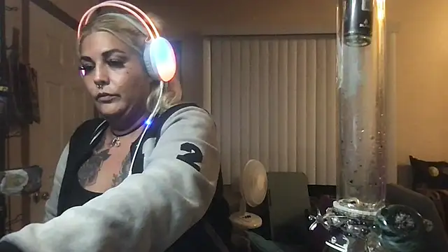 ShineyQuinn Show in webcam