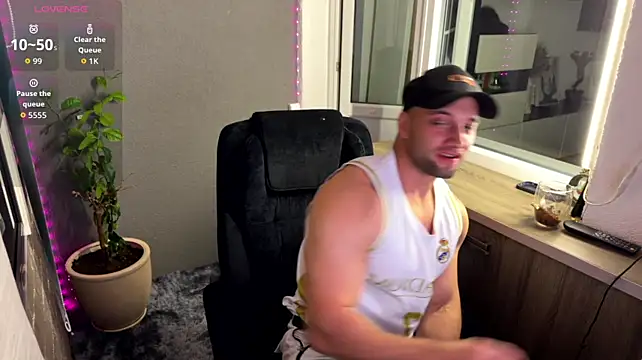 michaelbradleu Show in webcam